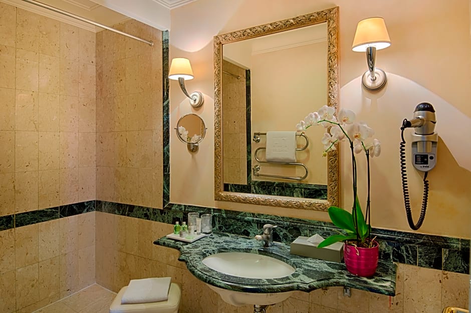Anglo American Hotel Florence, Curio Collection by Hilton