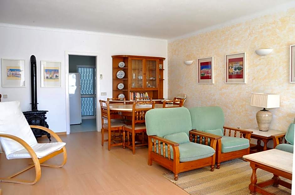 Stylish and well-equipped, private pool, close to amenities, free AC and Wifi