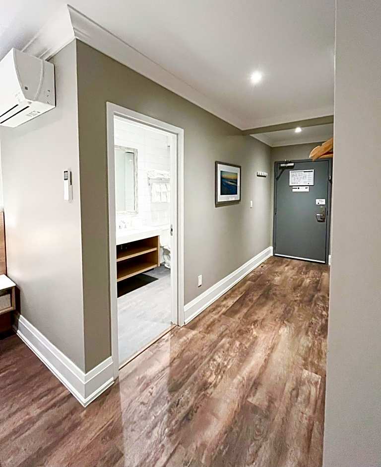 Colonial Hotel & Suites