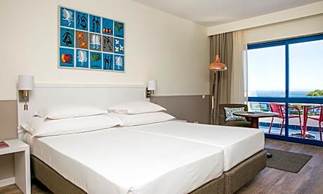 Deluxe Sea View Triple Room