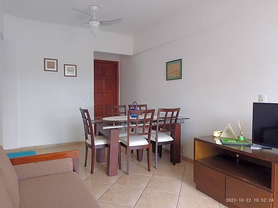 PRIME Beach e Praia do Forte a Pé e Polo Gourmet com carro no estacionamento.