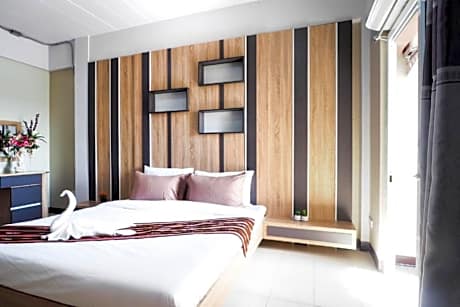 Deluxe King Room - Non-Smoking