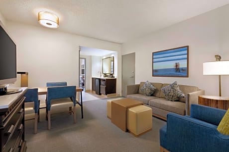 1 King Premium Suite Hearing Accessible Non-Smoking