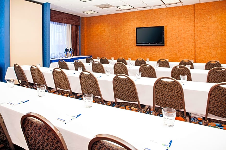Holiday Inn Express Hotel & Suites Coralville, an IHG Hotel