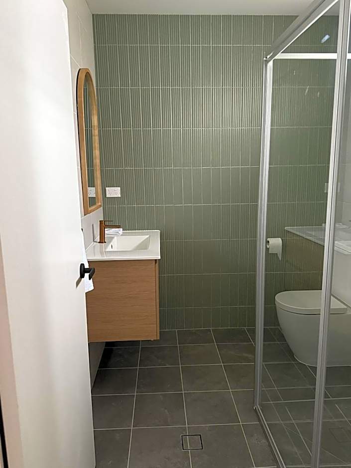 Palm and Pawn Motor Inn