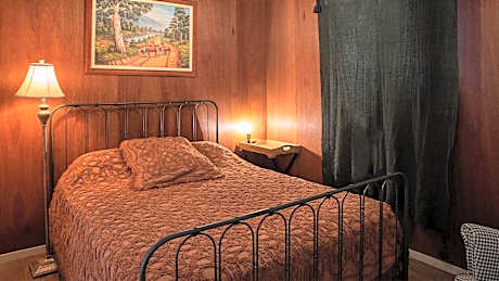 Standard 1 Queen Bed