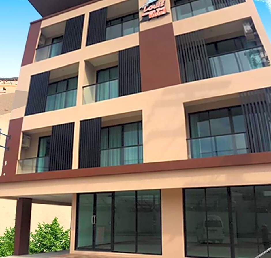 Louis' Runway View Hotel