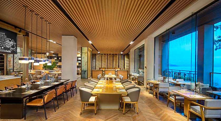 voco Thousand Island Lake By IHG