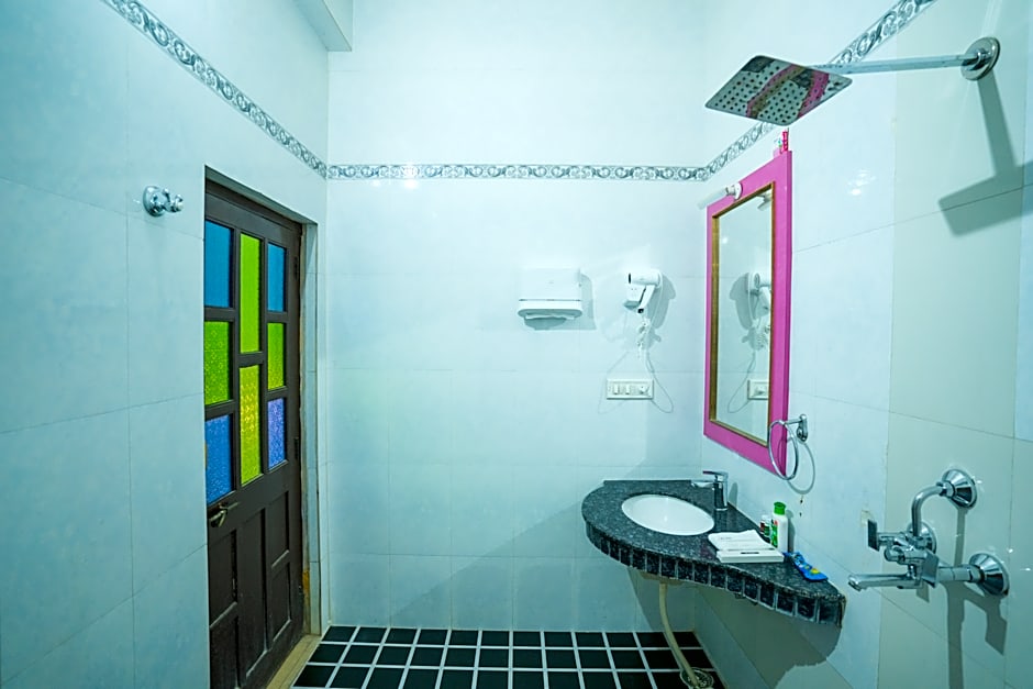 Hotel Marina Mahal