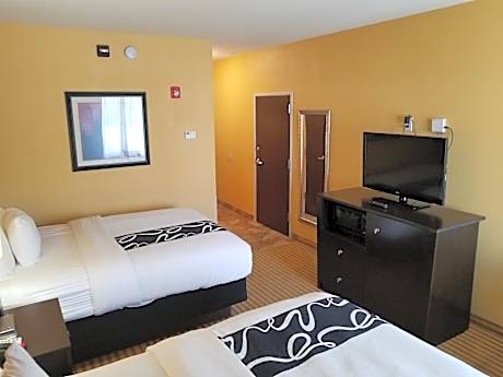 Queen Room with Two Queen Beds and Bath Tub - Mobility Accessible/Non-Smoking