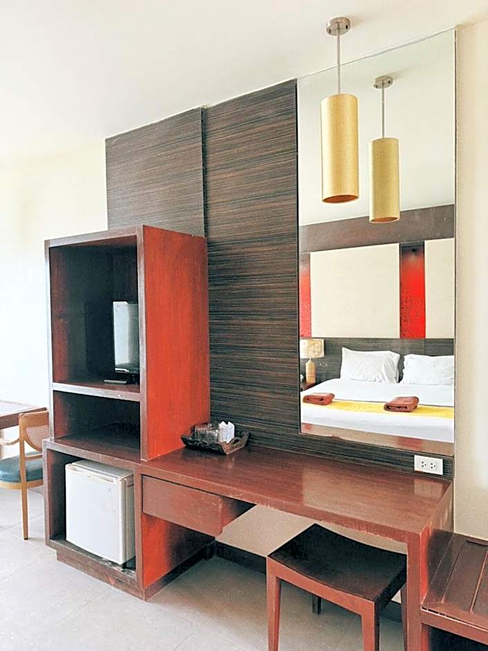 Photo 1 of 8 of Deluxe 1 King Bed, Sea View, Balcony