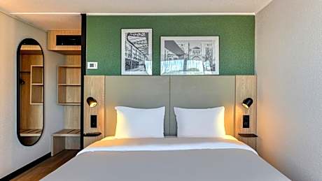 Standard Room - 1 Queen Bed