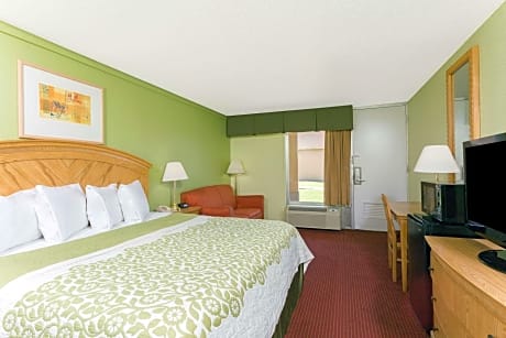 1 King Bed Non-Smoking