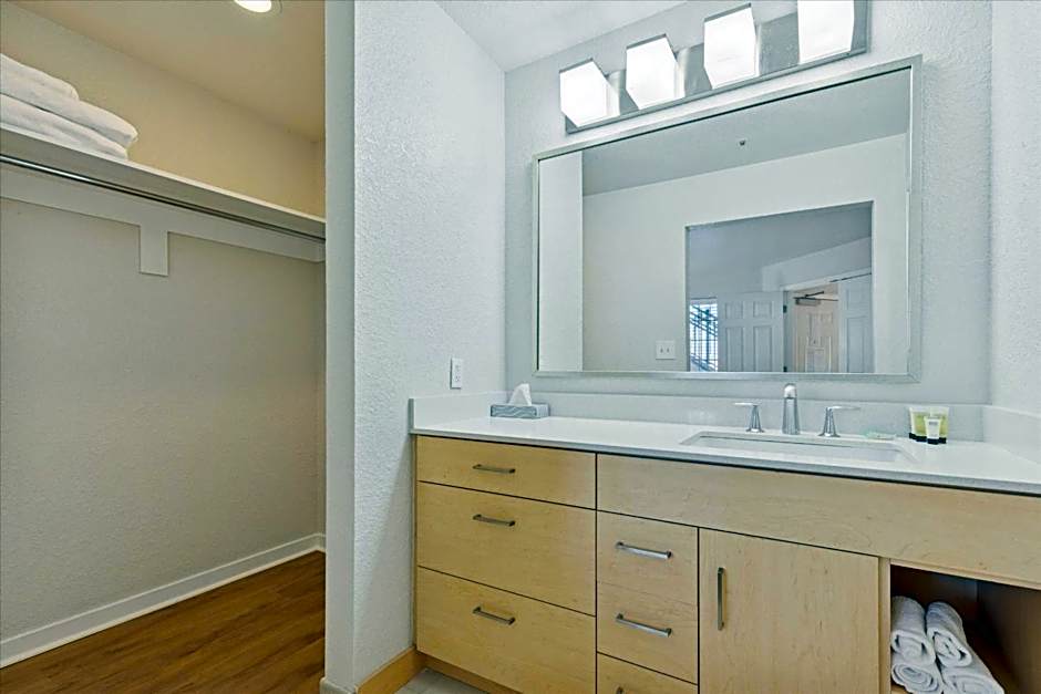 Avia Residences on Lincoln - Extended Stay