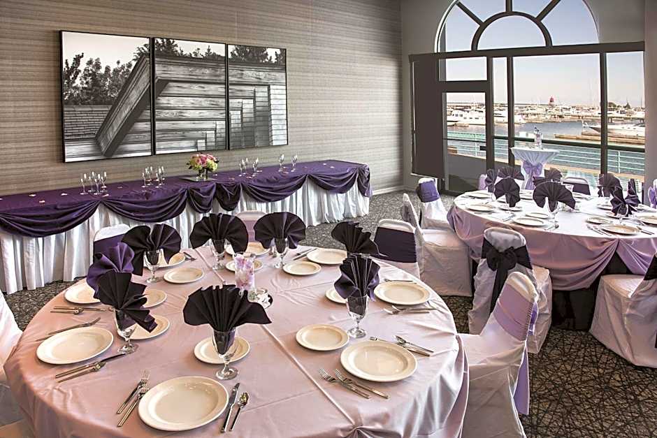 DoubleTree by Hilton Racine Harbourwalk