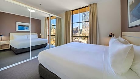 Executive Two-Bedroom Two-Bathroom Apartment with City Skyline View 