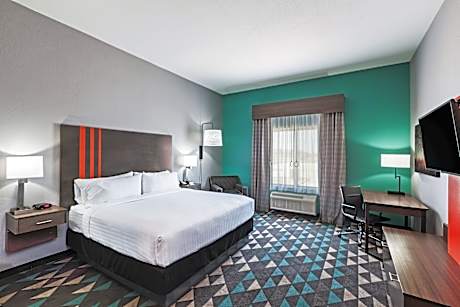 1 King Bed Suite Comm Access