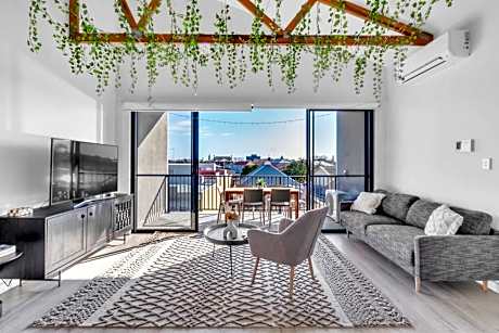 Portside Paradise - Steps away from the Port