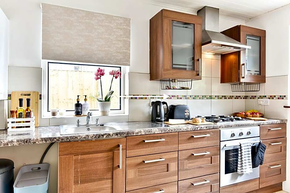 King Room with a shared Kitchen and bathroom in a 5-Bedroom House at Hanwell