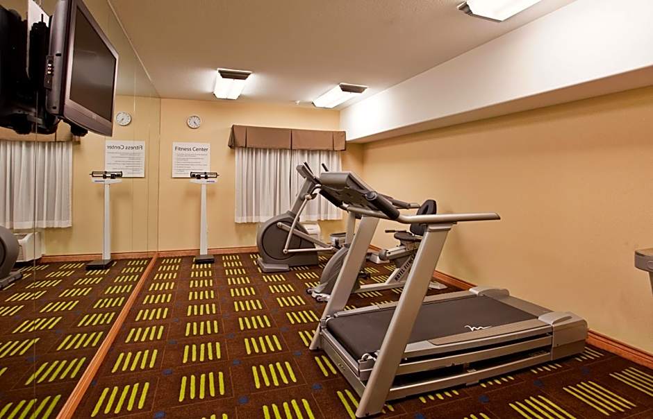 Holiday Inn Express Hotel & Suites Kansas City Sports Complex By IHG