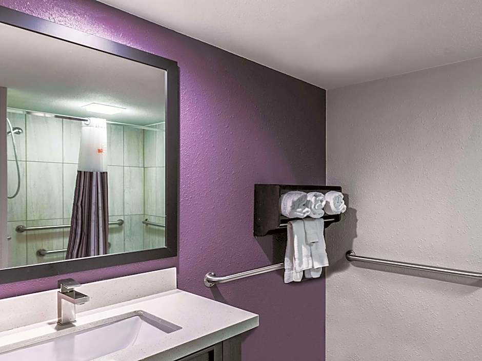 Photo 1 of 3 of 1 King Bed, Mobility Accessible, Grab Bars, Bathtub