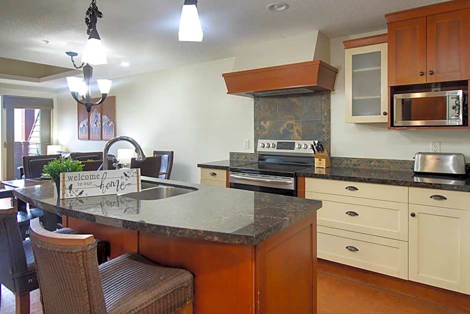 Marvellous Mountain Condo- Pets - Pool & Hot Tub managed by Little Sister Getaways