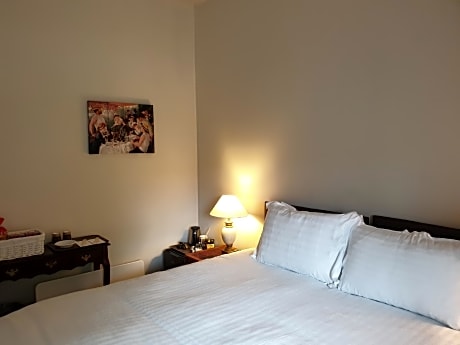 Twin room-Comfort-Ensuite with Shower-Courtyard view-REAR