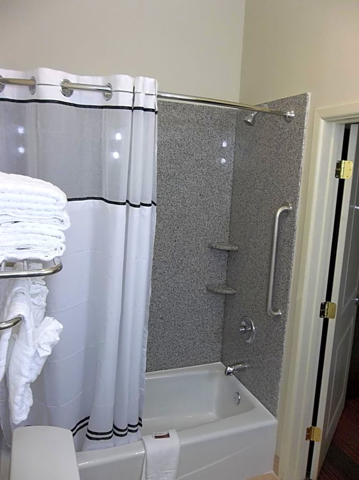 Quality Inn & Suites Victoria East