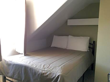 Standard Room with Double Bed and Shared Bathroom