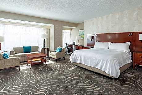 Concierge lounge access, Executive Suite, 1 King, Sofa bed, Courtyard view