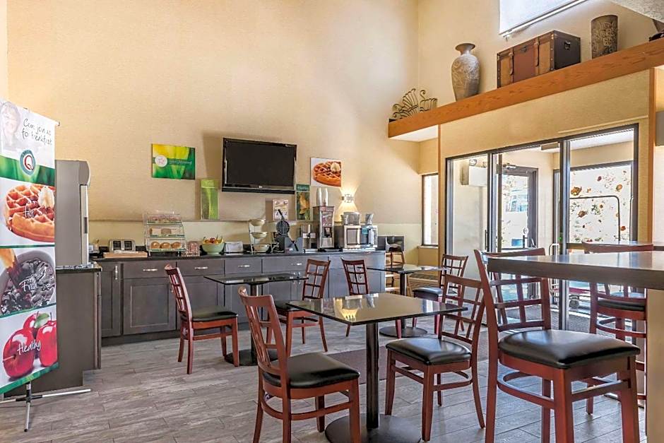 Quality Inn & Suites Pittsburgh Harmarville