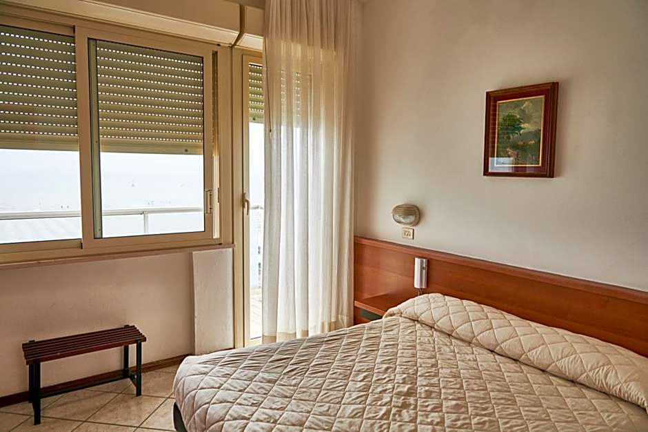 Hotel Caesar B&B Fronte Mare in Centro di Milano Marittima