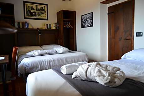 Basic Triple Room with Shared Bathroom