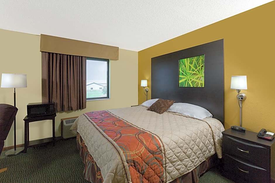 Super 8 by Wyndham Perry IA