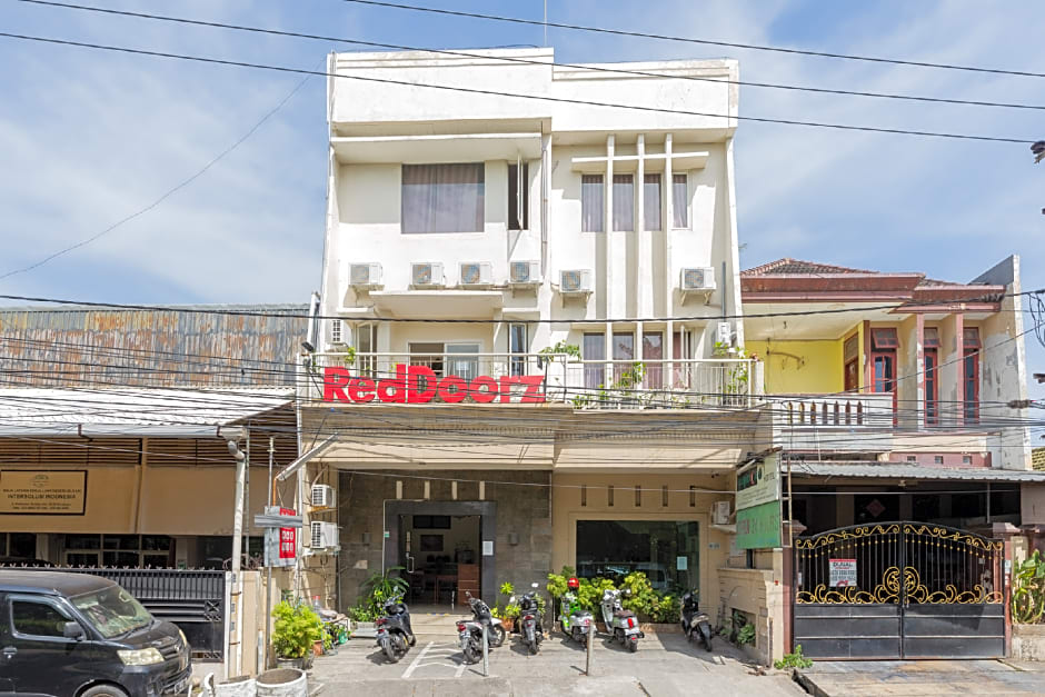 RedDoorz @ Raya Ngagel 2