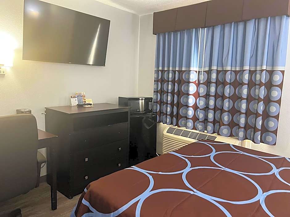 Super 8 by Wyndham Cleveland TX