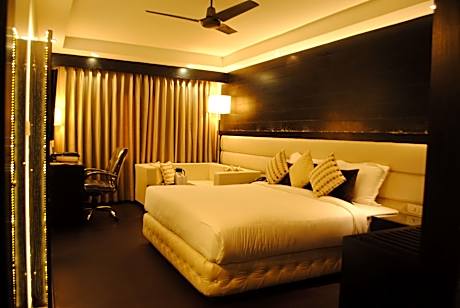 1 King Bed  Non-Smoking Standard Room Air-Conditioned Wi-Fi Coffee And Tea Maker Safe Full Breakfast