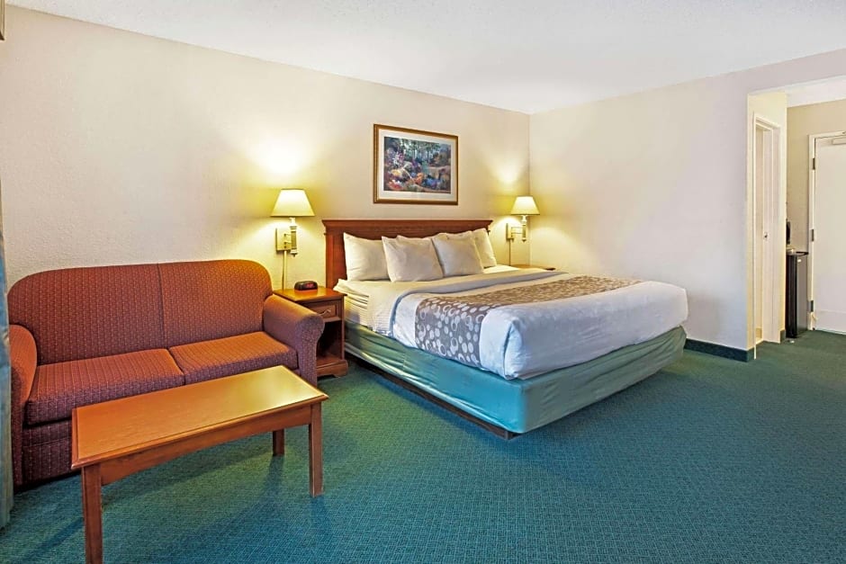 La Quinta Inn & Suites by Wyndham Detroit Canton