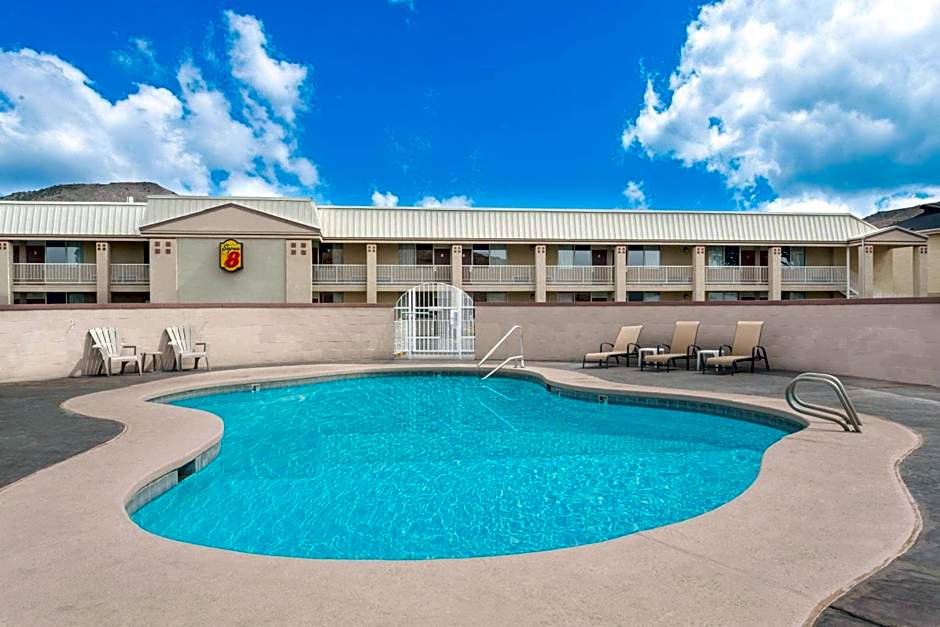Super 8 by Wyndham Salina/Scenic Hills Area