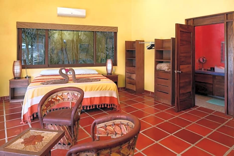 Villa Kiwi. Huge Pool, Steps To Town n Beach. 6 plus BRM 7.5 BTH 3 KCN