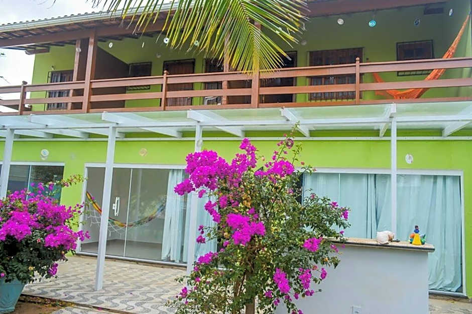 Casa com 4 suítes, cozinha, churrasqueira e praia