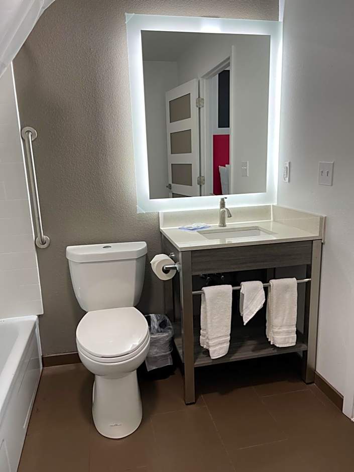 Seven Seas Inn & Suites