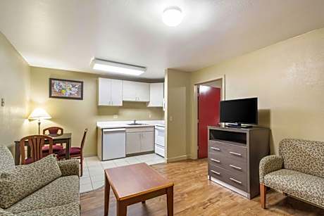 Queen Suite - Non-Smoking