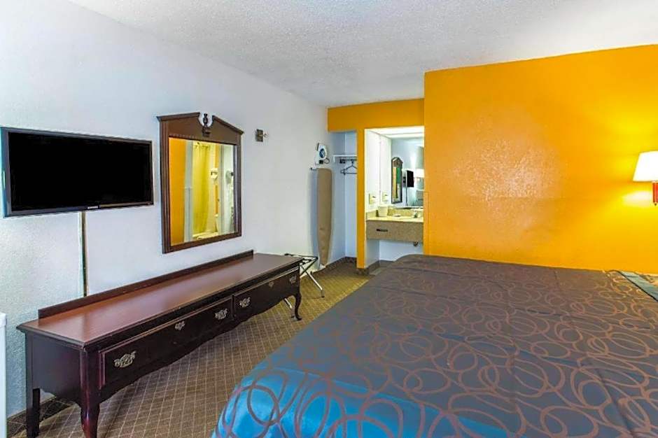 Econo Lodge Inn & Suites Macon North