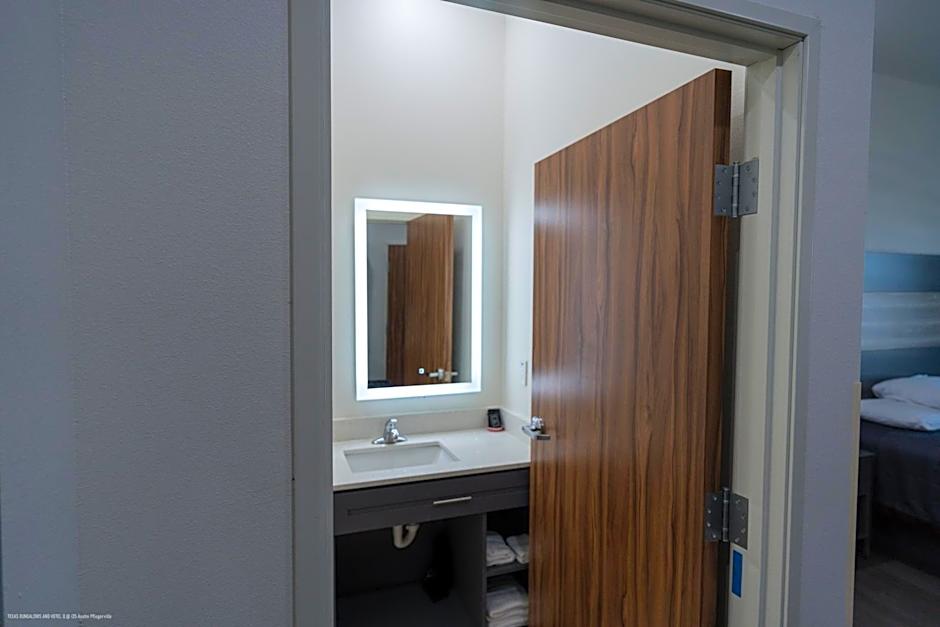 Texas Bungalows Hotel & Hotel Que at Lakeline Austin Cedar Park