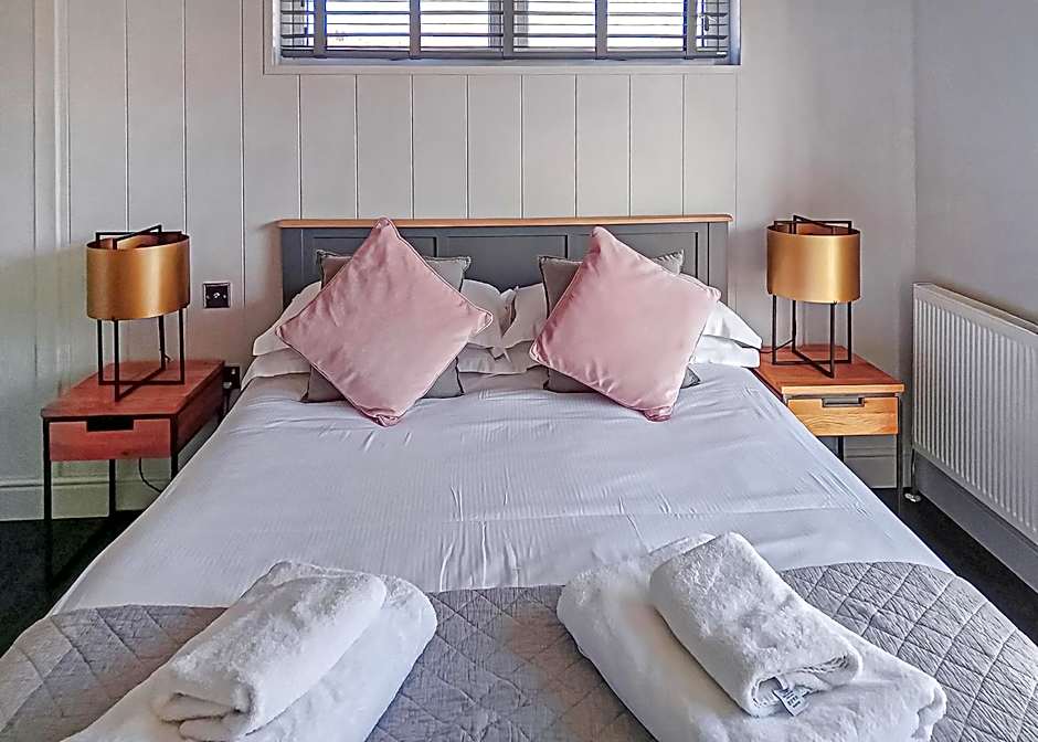 Cherry Bird Lodge Escape