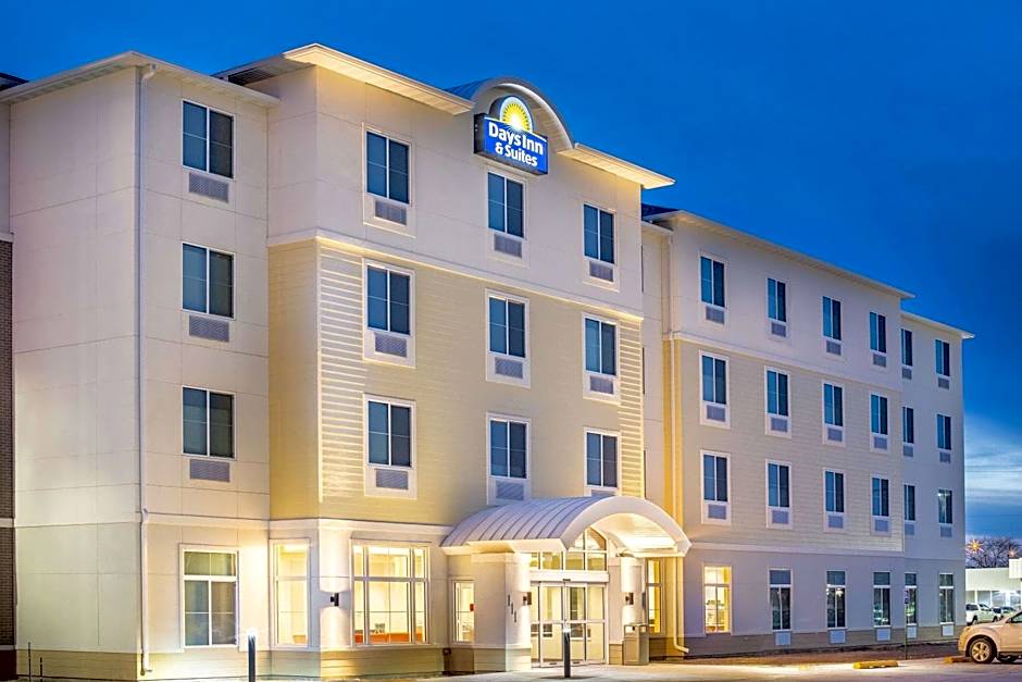 Days Inn & Suites by Wyndham Kearney NE