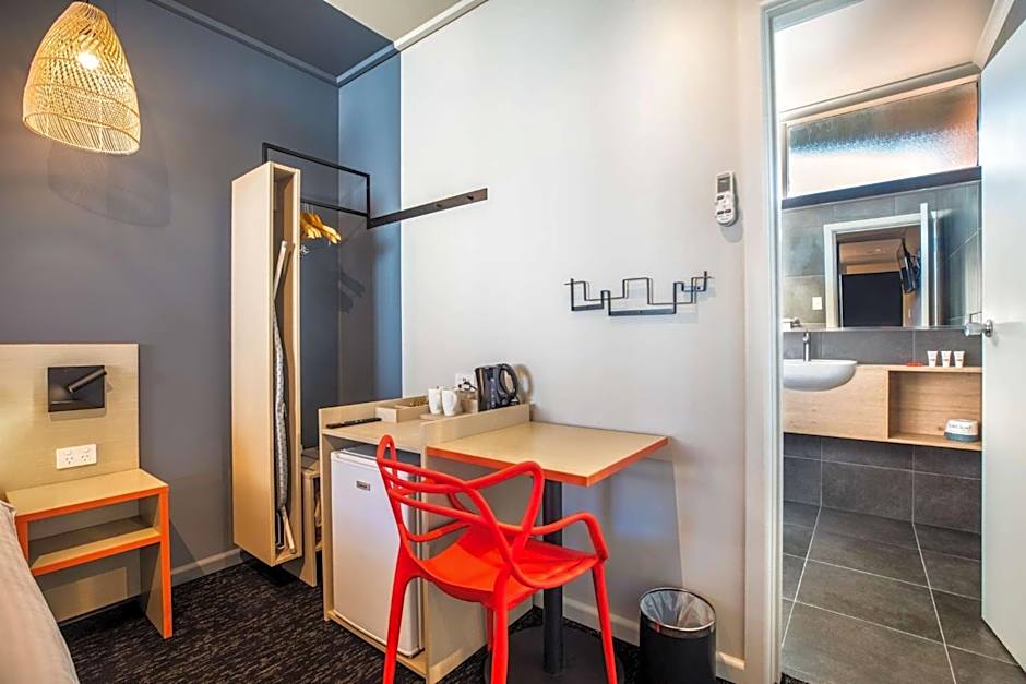 Nightcap at Monash Hotel