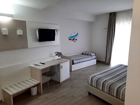 Double Room with Patio and Partial Sea View