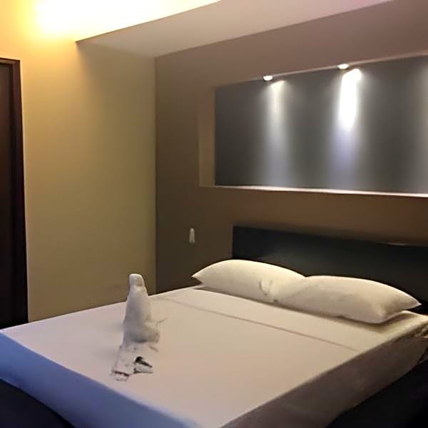 West Gate Hotel